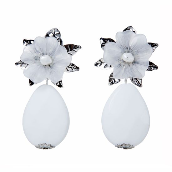 Pendientes de flor plateada y lágrima blanca de ágata, perfectos para invitada, novia, flamenca. Diseño de Lamágora