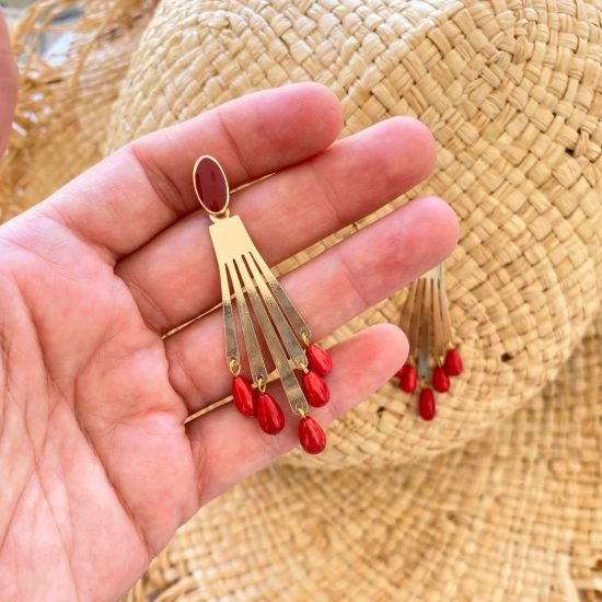 Pendientes dorados y rojos con lágrimas de coral sintético. Pendientes diseñados por Lamágora para la colección flamenca e invitadas 2023
