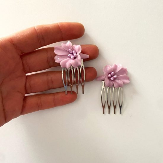 Peinas con flores de resina en color malva para flamenca niña y mujer flamencas. Peinas con forma de flor para el Rocío, la Feria de Abril y las romerías.