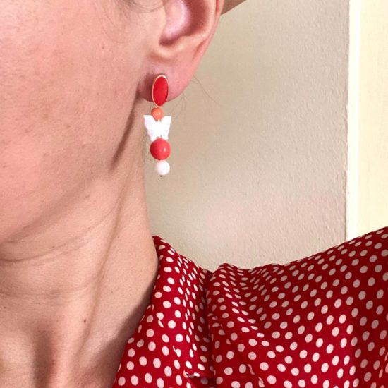 Pendientes coral y blancos con mariposa para flamenca y flamenquita. Diseño de Lamágora.