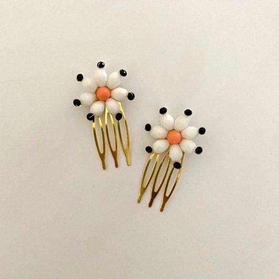 Peina Mini Mariquilla blanca y negra con centro coral para flamenca e invitada. Peina con forma de flor para flamenca y flamenquita.