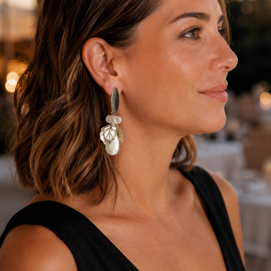 Pendientes largos plateados y perla para invitada y novia. Colección Lamágora 2026
